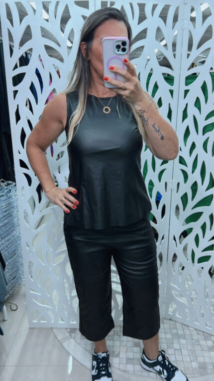 Calça pantacourt resinada com bolsos - PRETA