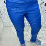CALÇA COM CÓS LARGO BEM ACINTURADO RESINADA - AZUL BIC