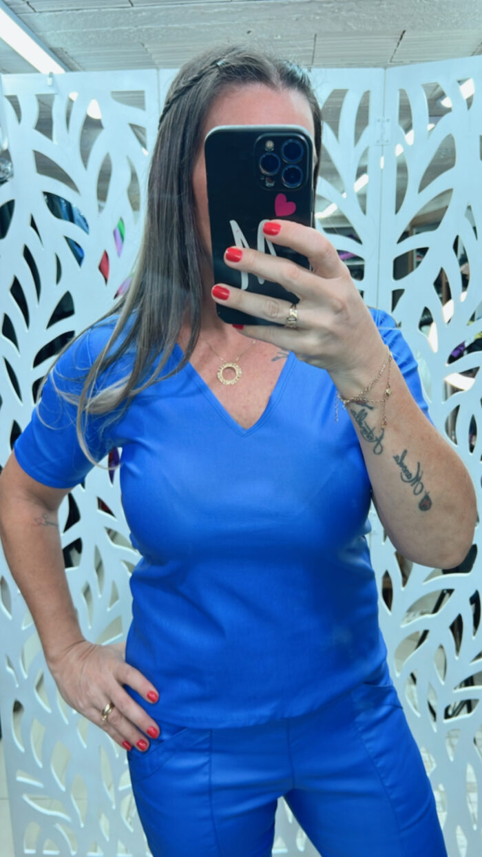 T-SHIRT/CAMISETA/BLUSA DECOTE V RESINADA COM MANGA CURTA- AZUL BIC - ATELIÊ TETÉLE - Imagem 3