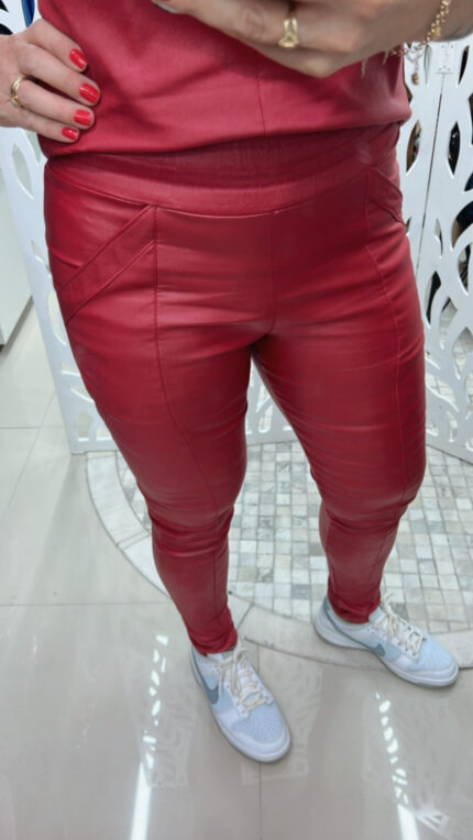 CALÇA COM CÓS LARGO BEM ACINTURADO RESINADA -VERMELHA