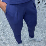 Calça com prega e afunilada  em moletinho com bolsos - AZUL