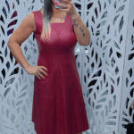 Vestido Midi com decote V, alça larga  e saia evasê Resinado- FRAMBOESA