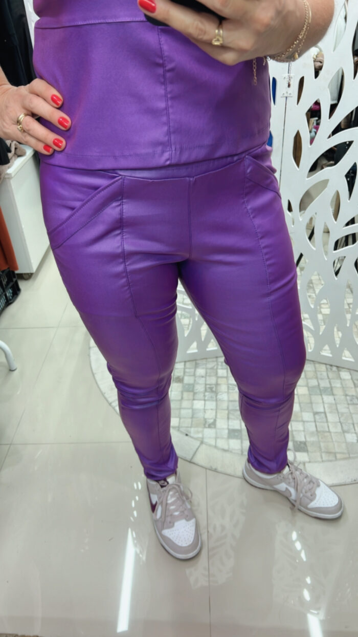 CALÇA COM CÓS LARGO BEM ACINTURADO RESINADA - ROXA - Imagem 1