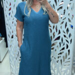 VESTIDO MIDI DE MOLETON PLISSADO COM BOLSOS E ABERTURA LATERAL - AZUL JEANS