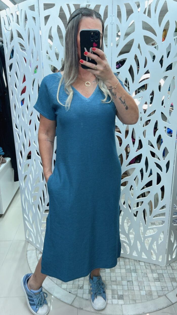 VESTIDO MIDI DE MOLETON PLISSADO COM BOLSOS E ABERTURA LATERAL - AZUL JEANS - Imagem 1