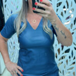 T-SHIRT/CAMISETA/BLUSA DECOTE V RESINADA COM MANGA CURTA- AZUL JEANS - ATELIÊ TETÉLE