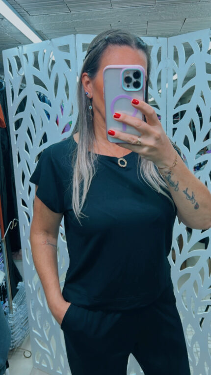 BLUSA DECOTE REDONDO MANGA RAGLAN COM ABERTURA BAINHA-  MOLETINHO PRETO