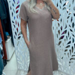 VESTIDO MIDI DE MOLETON PLISSADO COM BOLSOS E ABERTURA LATERAL - CAFÉ COM LEITE