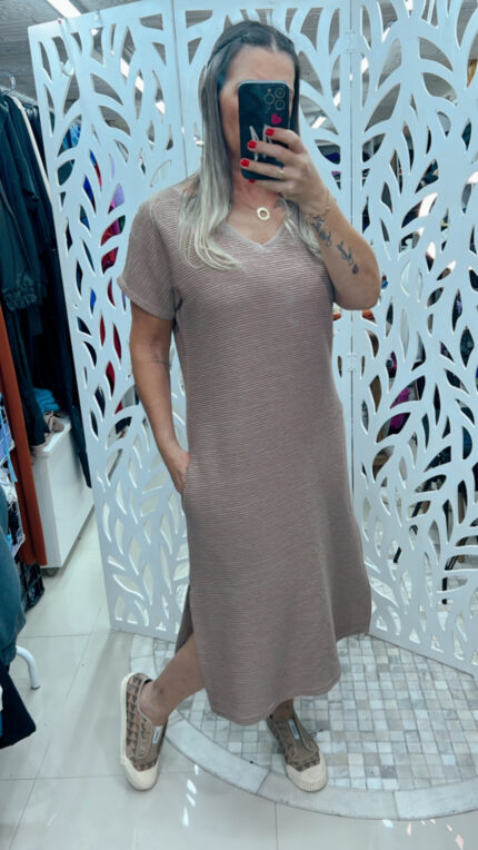 VESTIDO MIDI DE MOLETON PLISSADO COM BOLSOS E ABERTURA LATERAL - CAFÉ COM LEITE