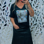 T- SHIRT BLUSA EM MALHA VISCOLYCRA PRETA COM ESTAMPA- RAINHA INGLATERRA
