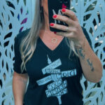 T- SHIRT BLUSA EM MALHA VISCOLYCRA PRETA COM ESTAMPA- PLACAS