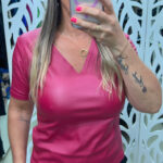 T-SHIRT/CAMISETA/BLUSA DECOTE V RESINADA COM MANGA CURTA- FRAMBOESA - ATELIÊ TETÉLE