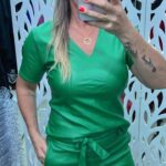 T-SHIRT/CAMISETA/BLUSA DECOTE V RESINADA COM MANGA CURTA- VERDE GRAMA - ATELIÊ TETÉLE