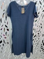 VESTIDO MIDI DE MOLETON PLISSADO COM BOLSOS E ABERTURA LATERAL - AZUL JEANS - Imagem 4