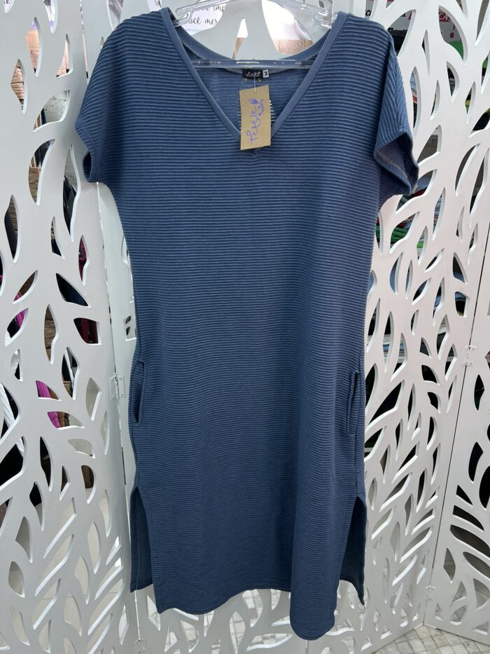 VESTIDO MIDI DE MOLETON PLISSADO COM BOLSOS E ABERTURA LATERAL - AZUL JEANS - Imagem 4