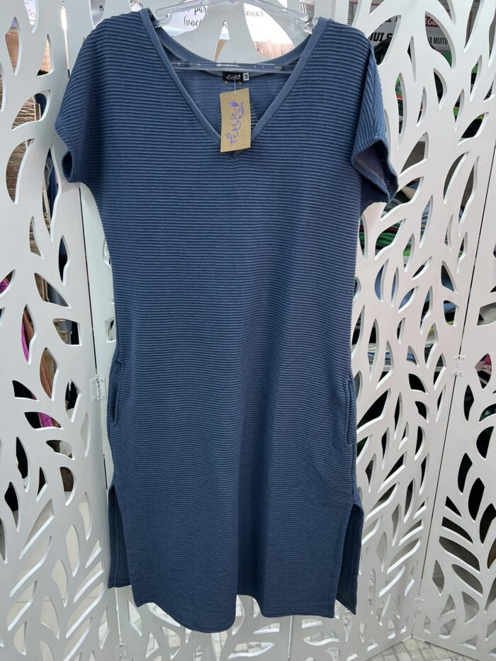 VESTIDO MIDI DE MOLETON PLISSADO COM BOLSOS E ABERTURA LATERAL - AZUL JEANS - Imagem 5