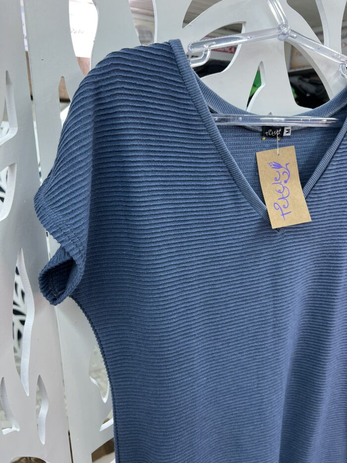 VESTIDO MIDI DE MOLETON PLISSADO COM BOLSOS E ABERTURA LATERAL - AZUL JEANS - Imagem 6