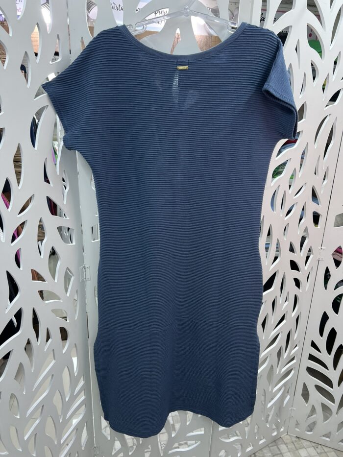 VESTIDO MIDI DE MOLETON PLISSADO COM BOLSOS E ABERTURA LATERAL - AZUL JEANS - Imagem 8
