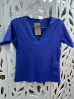 T-SHIRT/CAMISETA/BLUSA DECOTE V RESINADA COM MANGA CURTA- AZUL BIC - ATELIÊ TETÉLE - Imagem 5