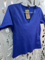 T-SHIRT/CAMISETA/BLUSA DECOTE V RESINADA COM MANGA CURTA- AZUL BIC - ATELIÊ TETÉLE - Imagem 6