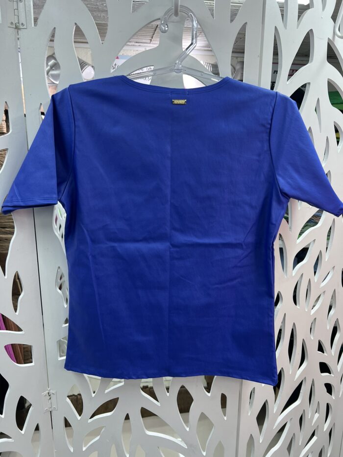 T-SHIRT/CAMISETA/BLUSA DECOTE V RESINADA COM MANGA CURTA- AZUL BIC - ATELIÊ TETÉLE - Imagem 8