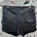 SHORT RESINADO COM BOLSOS E ZIPER LATERAL - PRETO