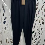 Calça com prega e afunilada  em moletinho com bolsos - PRETO