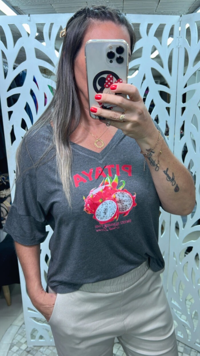 T- SHIRT BLUSA EM MALHA VISCOLYCRA CINZA COM ESTAMPA- PITAYA - Imagem 1