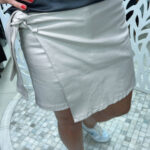 SHORT SAIA COM AMARRAÇÃO LATERAL COM LAÇO RESINADO - CINZA