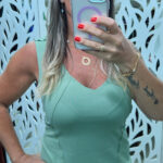 BLUSA RECORTES COM COSTURA SOBREPOSTA EM NEOTECH- VERDE PISTACHE