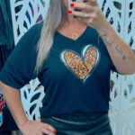 T- SHIRT BLUSA EM MALHA VISCOLYCRA PRETO COM ESTAMPA- CORAÇÃO TIGRADO