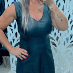 Vestido Midi com decote V, alça larga  e saia evasê Resinado- PRETO