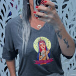 T- SHIRT BLUSA EM MALHA VISCOLYCRA CINZA COM ESTAMPA- SANTA PACIÊNCIA