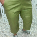 Calça pantacourt resinada com bolsos - PISTACHE