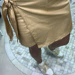 SHORT SAIA COM AMARRAÇÃO LATERAL COM LAÇO RESINADO - AREIA
