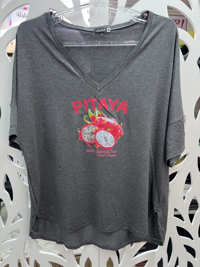 T- SHIRT BLUSA EM MALHA VISCOLYCRA CINZA COM ESTAMPA- PITAYA - Imagem 6