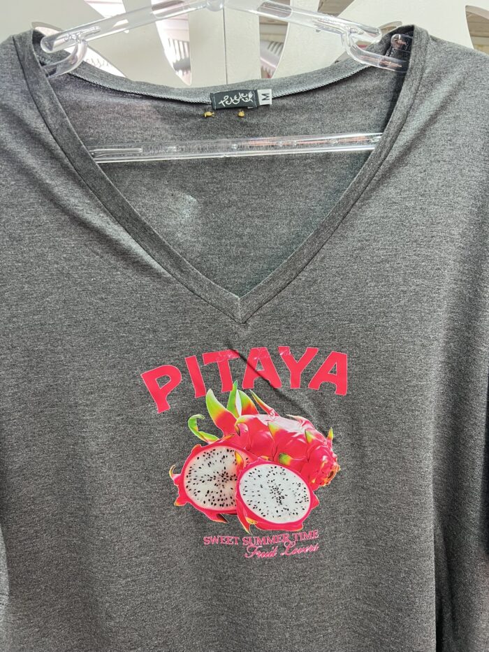 T- SHIRT BLUSA EM MALHA VISCOLYCRA CINZA COM ESTAMPA- PITAYA - Imagem 8
