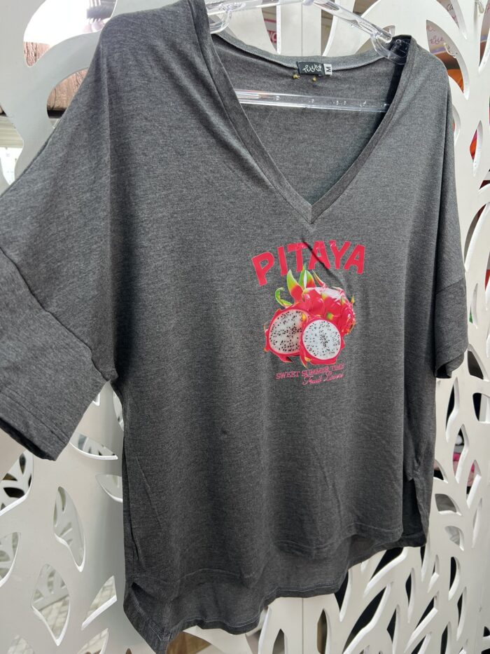 T- SHIRT BLUSA EM MALHA VISCOLYCRA CINZA COM ESTAMPA- PITAYA - Imagem 9