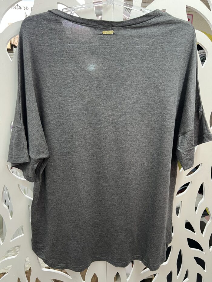 T- SHIRT BLUSA EM MALHA VISCOLYCRA CINZA COM ESTAMPA- PITAYA - Imagem 10
